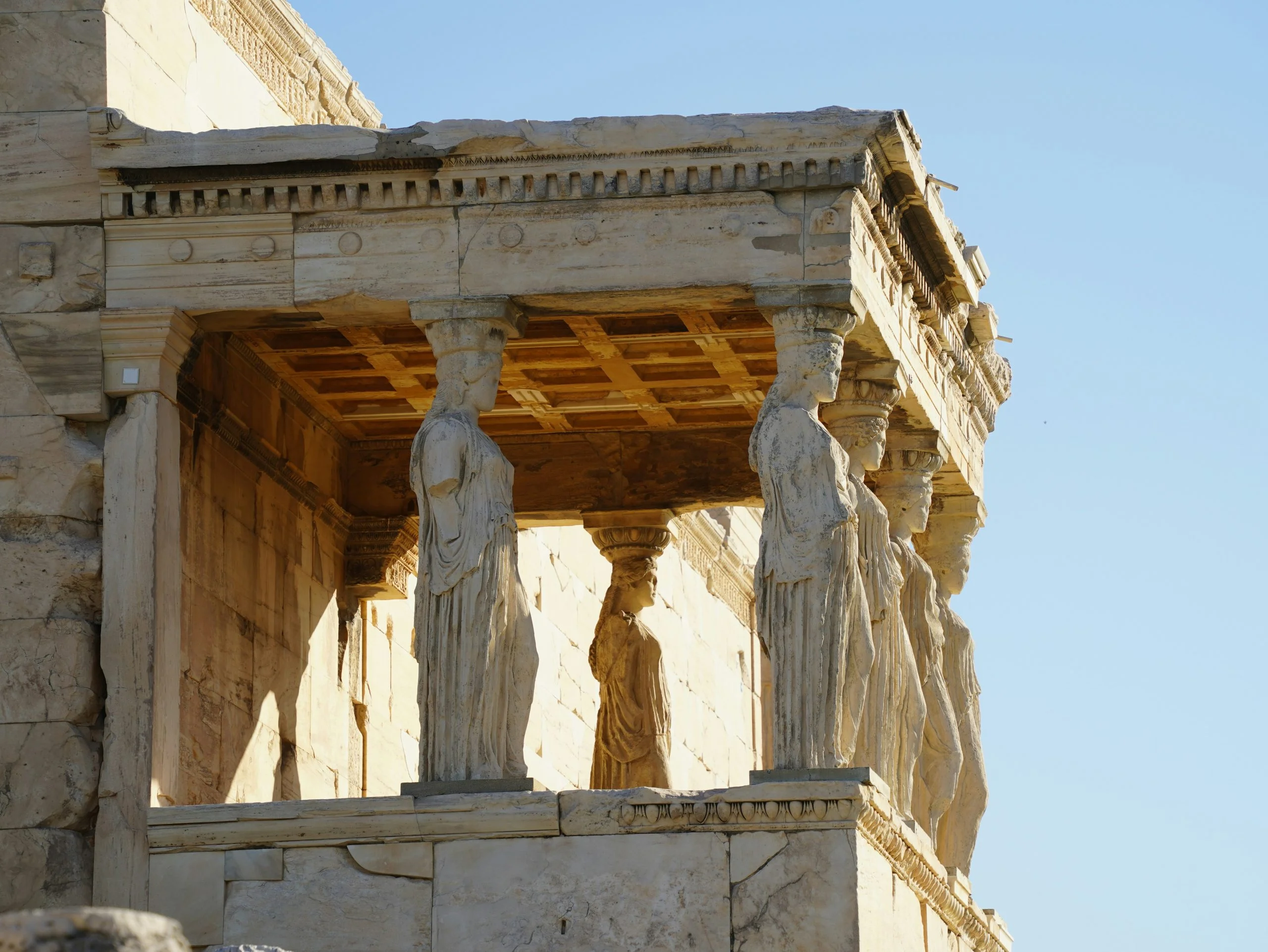 Atlantes et Cariatides : sculptures majestueuses de l'architecture Atlantes et Cariatides