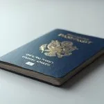 Coût du passeport français : tarifs et frais pour obtenir ce document d'identité officiel en 2025 Gros plan sur un passeport américain bleu foncé avec emblème doré