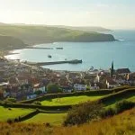 Vue panoramique d'un port de pêche dans une ville côtière verdoyante