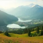 Vue panoramique sur un magnifique paysage alpin avec des lacs et des montagnes enneigées.